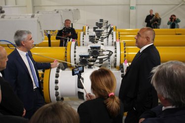 Владимир Малинов и Бойко Борисов разглеждат газоизмервателната станция "Странджа", която ще е част от "Турски поток, сн. МС
