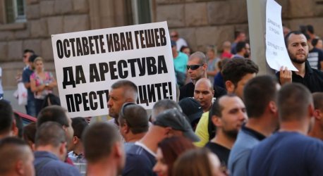 Михайлов си отиде, Гешев идва: два различни спектакъла, но с общ почерк