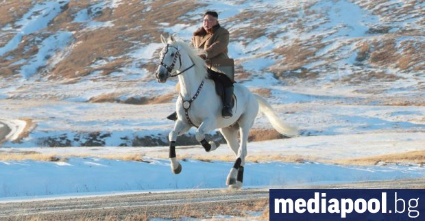 Севернокорейският лидер Ким Чен-ун изкачи най-високия връх на Корейския полуостров