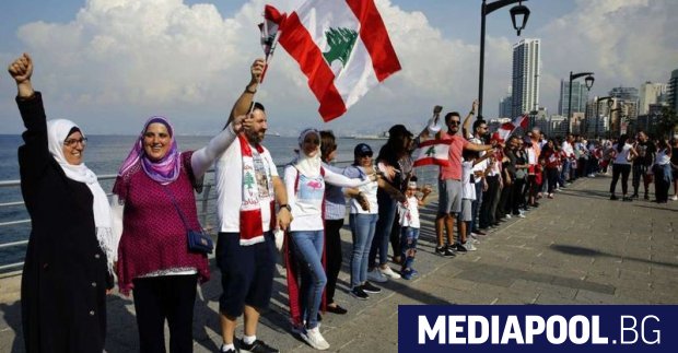 Ливански демонстранти подсилиха в понеделник загражденията на магистралата за влизане