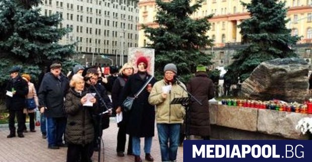 Жители на Москва се събраха днес пред бившата централа на
