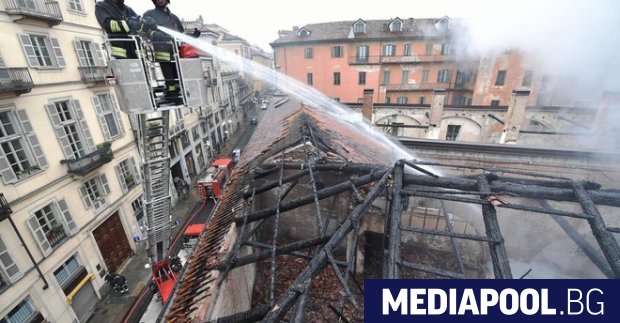 При пожар е изгоряла една четвърт от покрива на сградата