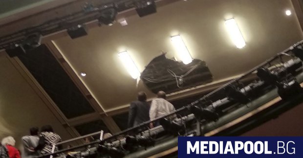 Част от тавана на лондонския театър Пикадили рухна по време