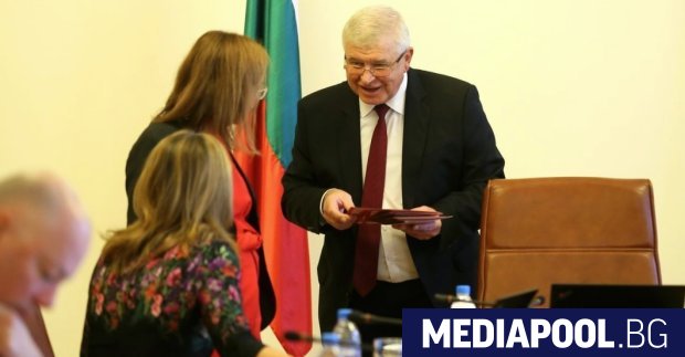 Премиерът Бойко Борисов и министри от кабинета попълниха карти за