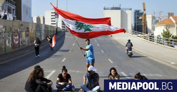 Антиправителствени демонстранти в Ливан днес отново блокираха основни пътища в