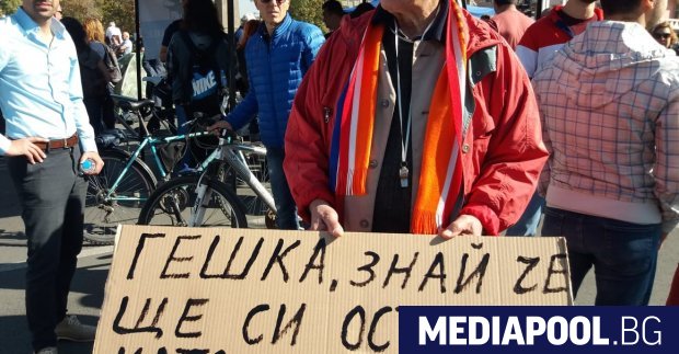 Кадрите от протеста в подкрепа на Иван Гешев пред ВСС