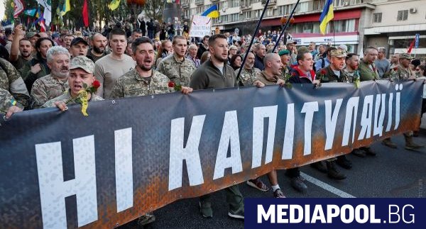 Размахвайки запалени червени сигнални ракети и с викове Слава на