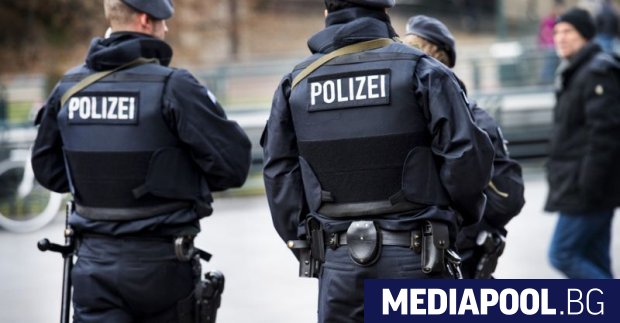 Холандската полиция съобщи, че е открила 16 мигранти, включително четирима