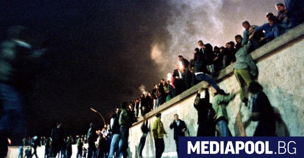 Падането на Берлинската стена на 9 ноември 1989 г когато