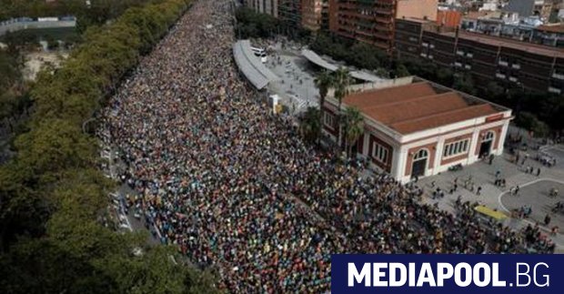 Стотици хиляди хора се включиха в протестни шествия в Каталуния