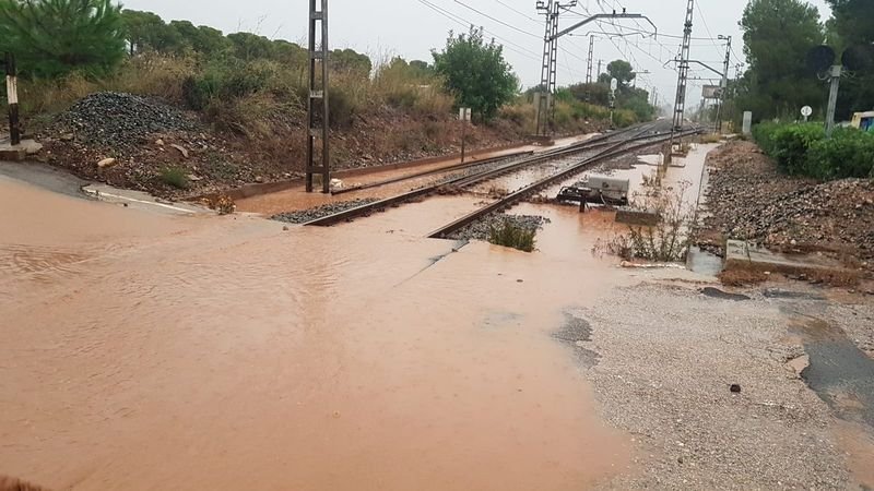 Мъж е загинал и двама души са в неизвестност след проливни дъждове в Каталуния