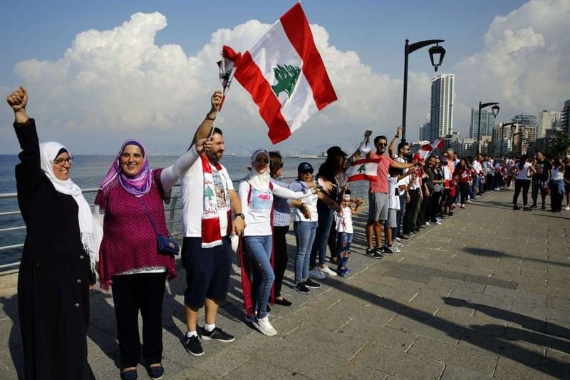 Ливански демонстранти подсилиха допълнително пътните заграждения