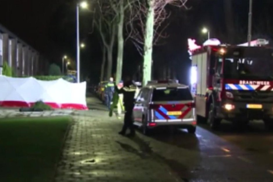Петима ранени след като мъж се вряза с кола в група хора на площад в Холандия