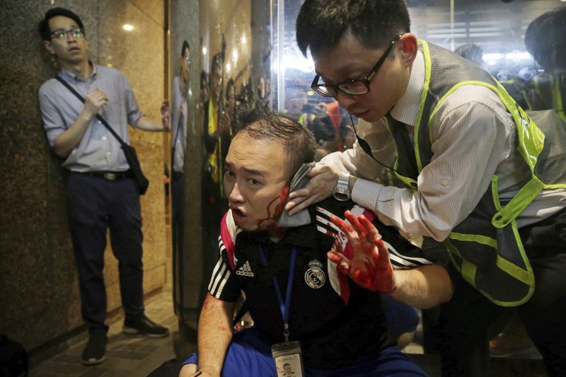 Пореден ден на протести и безредици в Хонконг завърши с кръвопролитие