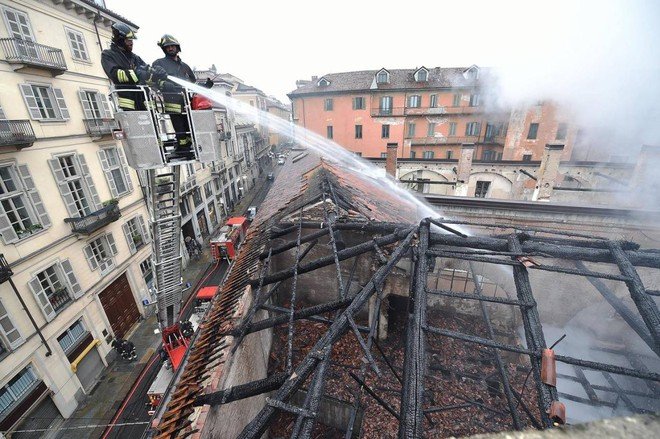 Пожар в сградата на бившите Кралски конюшни в Торино