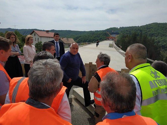 През май премиерът Бойко Борисов лично провери как напредва строителството на обхода на Габрово