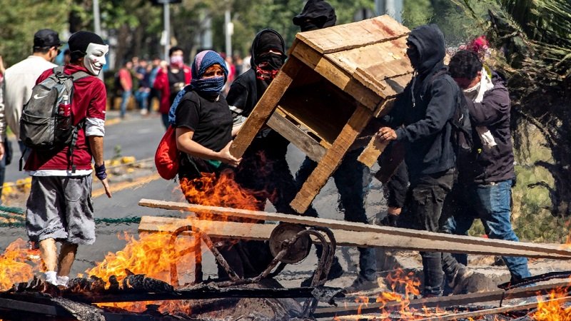 След кървави протести президентът на Чили замрази новите цени на метрото