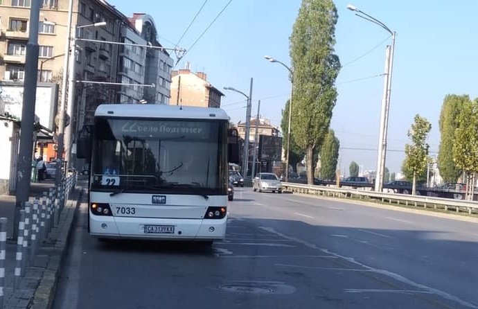 Един от старите автобуси, които вървят по линиите на "МТК Гроуп" в нарушение на договора. Сн. "Демократична България"