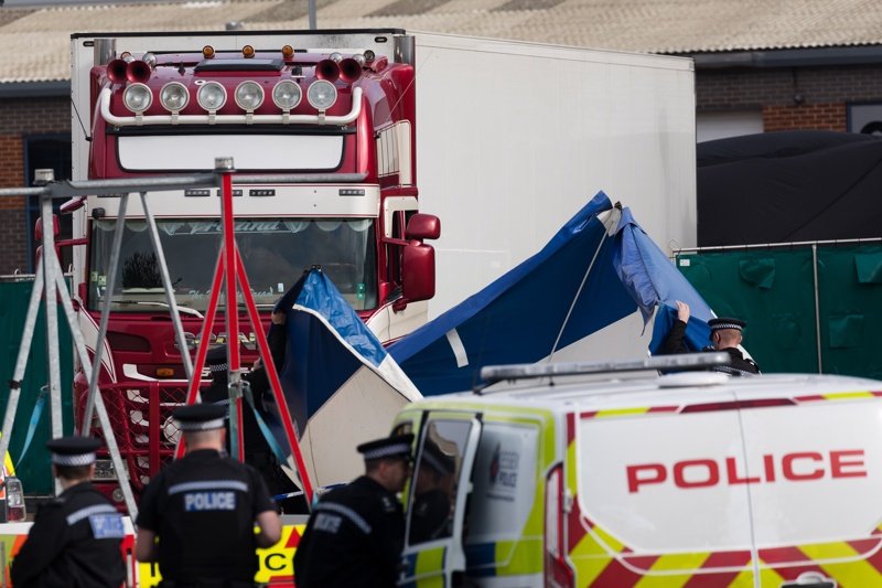 Полицията издирва двама братя от Северна Ирландия във връзка със смъртта на 39 мигранти