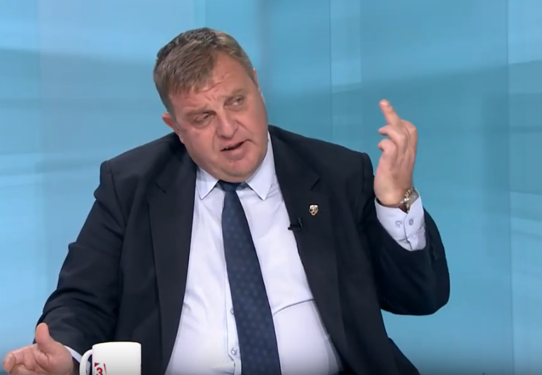 Каракачанов показа среден пръст по телевизията (Видео)