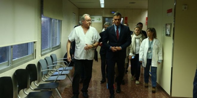 Педро Санчес (дясно) на посещение в болница в Барселона