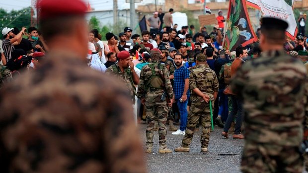Въоръжени маскирани мъже убиха най-малко 18 демонстранти в Кербала