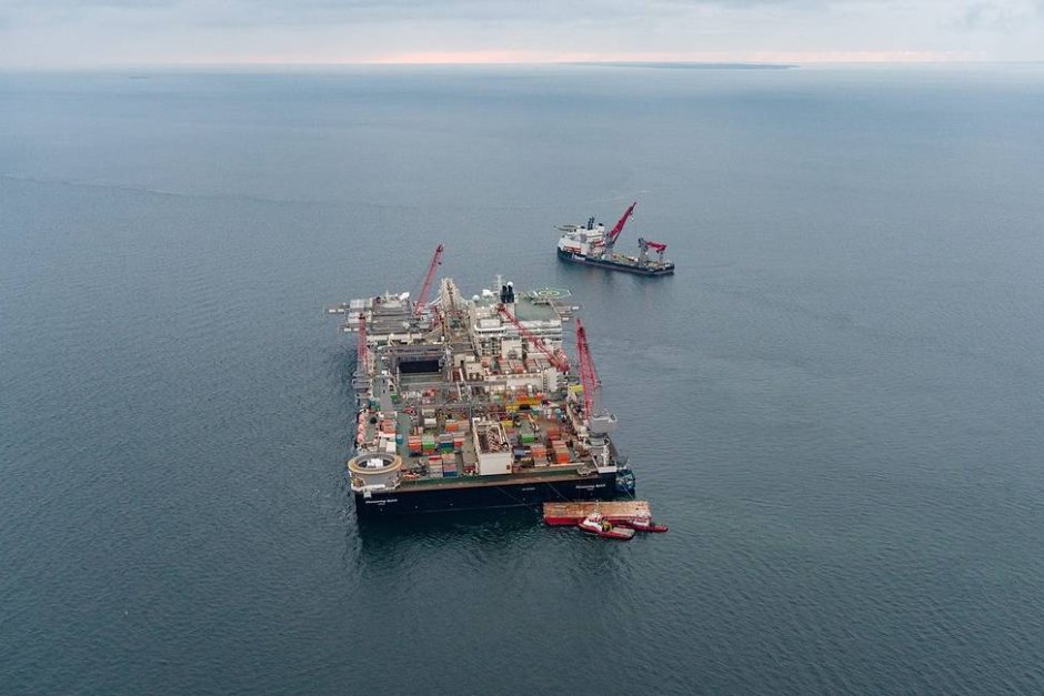Корабът, полагащ тръбите на газопровода по дъното на Балтийско море