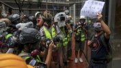 Полицията в Хонконг отново разгони протестен митинг със сълзотворен газ