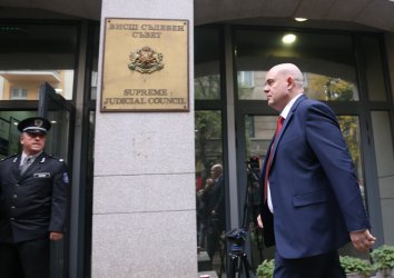 Трудовите колективи в прокуратурата вече натискат президента за Гешев