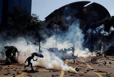 Бензинови бомби, камъни, водни оръдия – ожесточените сблъсъци в Хонконг ескалират
