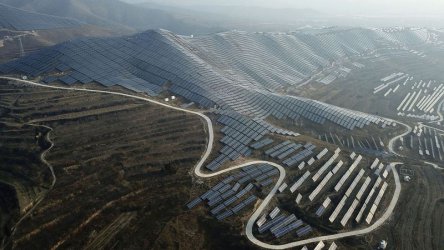 Климатичният парадокс на Китай - лидер и във въглищата, и в чистата енергия