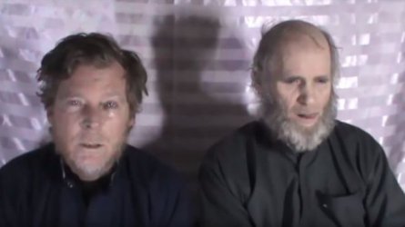 Австралиецът Тимоти Уийкс и американецът Кевин Кинг във видео, заснето докато са в плен на талибаните през 2017 г.