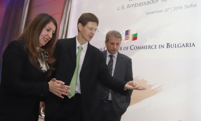 Посланик Мустафа с председателя на АмЧам Оливие Маркет и изпълнителния й директор Петър Т. Иванов, сн. БГНЕС