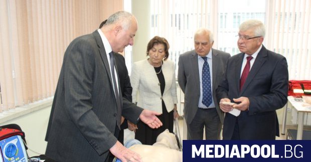 Близо 7 000 души работещи в центровете за спешна медицинска