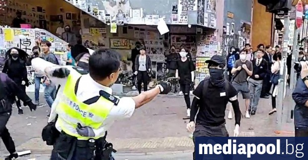 В Хонконг антиправителствен демонстрант беше прострелян от полицията в драматична