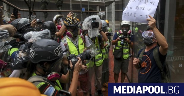 Изправената пред мощна протестна вълна лидерка на Хонконг Кари Лам