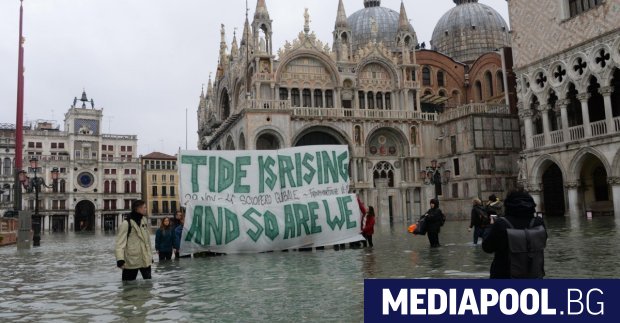 Голяма част от Венеция беше наводнена в сряда след като