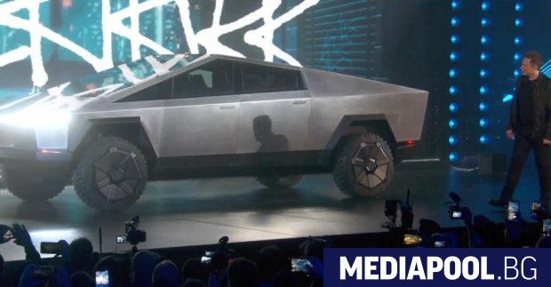 Производителят на електромобили Тесла Tesla представи късно в четвъртък първия