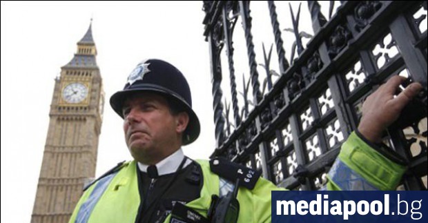 Полицията затвори Лондон бридж, след като мъж е нападнал минувачите