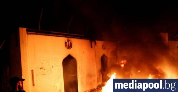 Антиправителствени демонстранти опожариха в сряда вечер консулството на Иран в