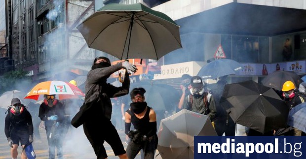 Антиправителствен демонстрант е бил прострелян от полицията в Хонконг тази