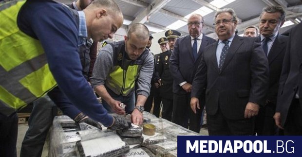 Испания залови подводница натоварена с повече от 2 тона кокаин