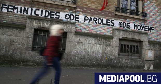 Столицата Париж и други френски градове осъмнаха с плакати, призоваващи