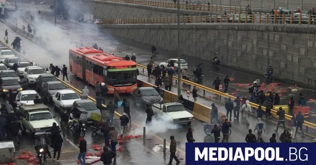 В хода на масови безредици в Иран предизвикани от повишените