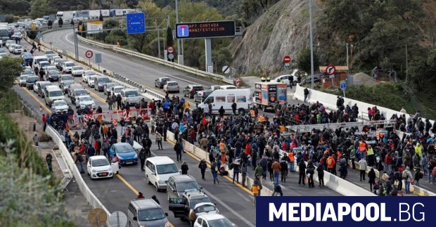 По призива на каталунското спаратистко движение Демократично протестиращи затвориха днес