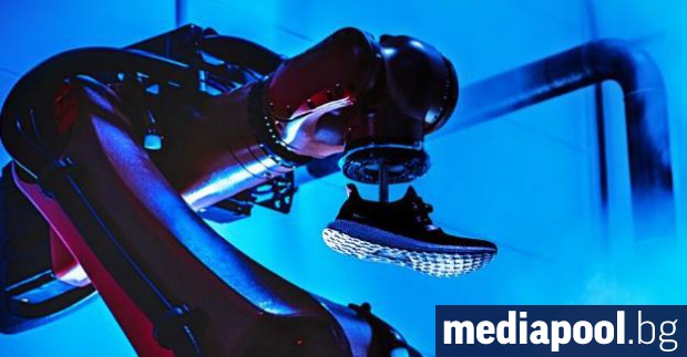 Адидас Adidas планира да закрие високотехнологичните си роботизирани заводи в