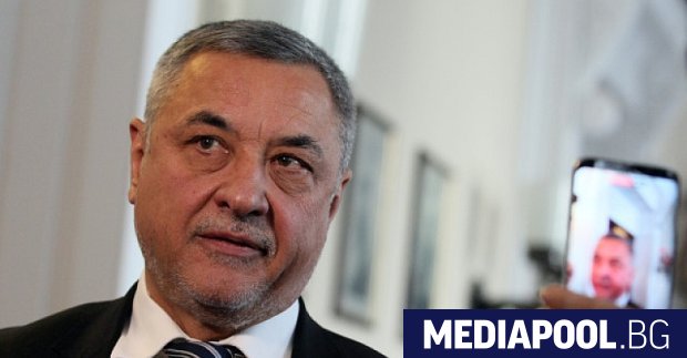 Заместник-председателят на парламента Валери Симеонов призова тази сутрин да спрат