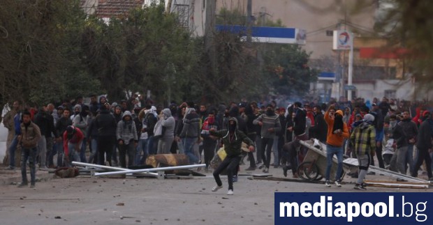 Сблъсъци избухнаха между протестиращи и туниската полиция в южния град