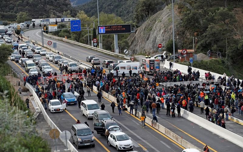 Френската полиция прогони каталунците, блокирали магистрала на границата с Испания
