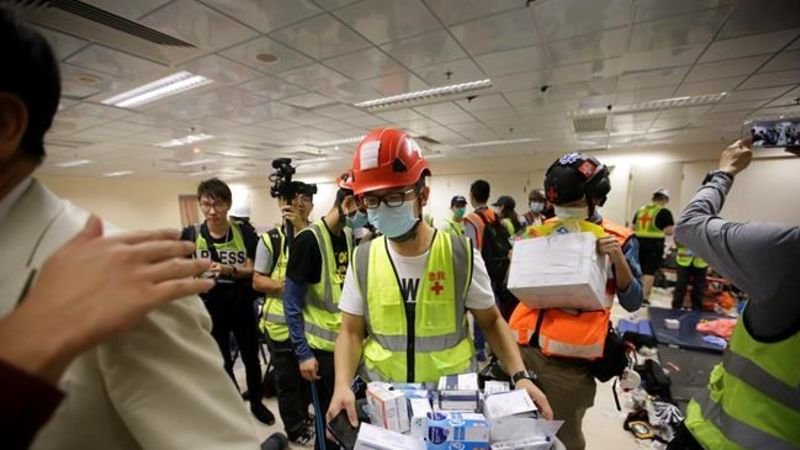 Десетки остават барикадирани в кампус в Хонконг, Конгресът на САЩ подкрепи демонстрантите